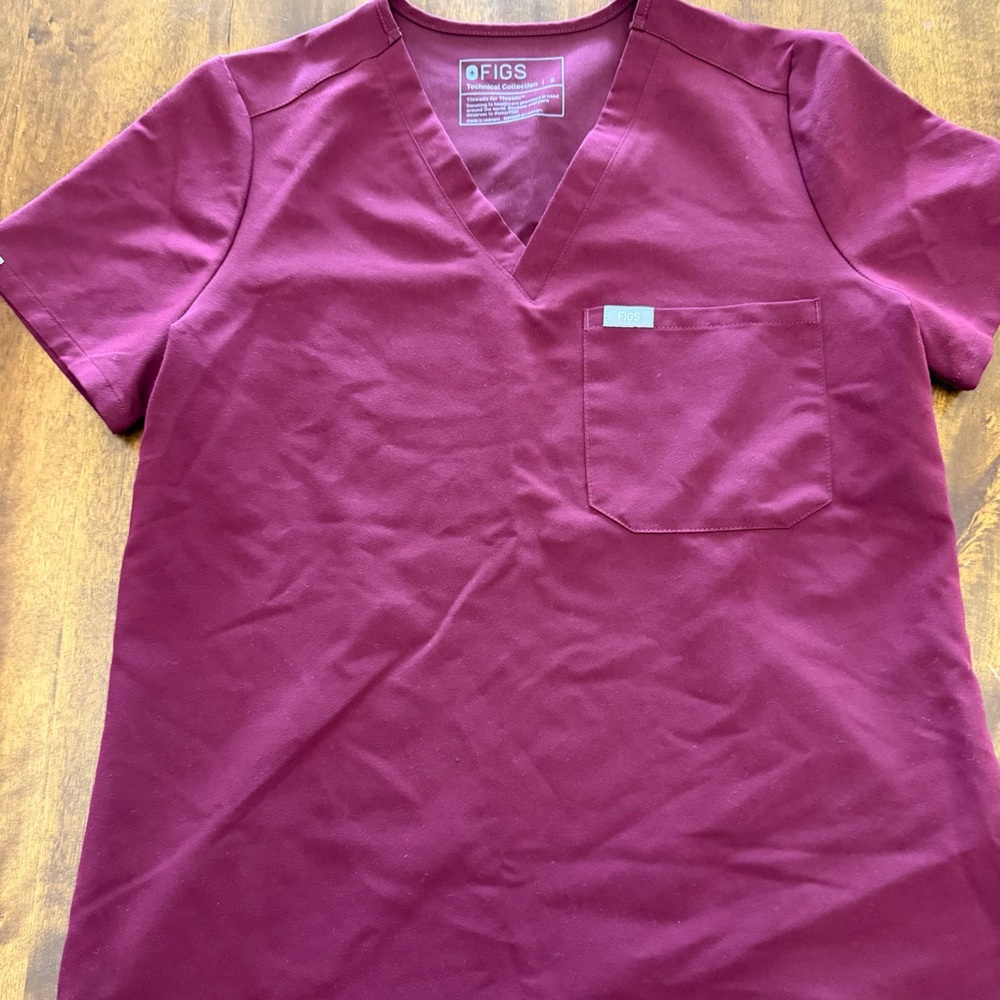 Women’s FIGS scrub top small maroon Catarina one pocket